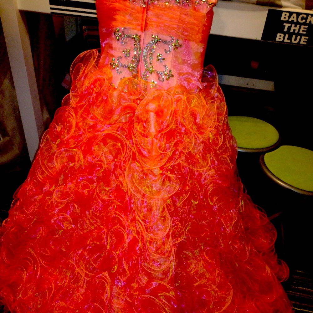 Size 8 to 12 it is adjustable it came this way